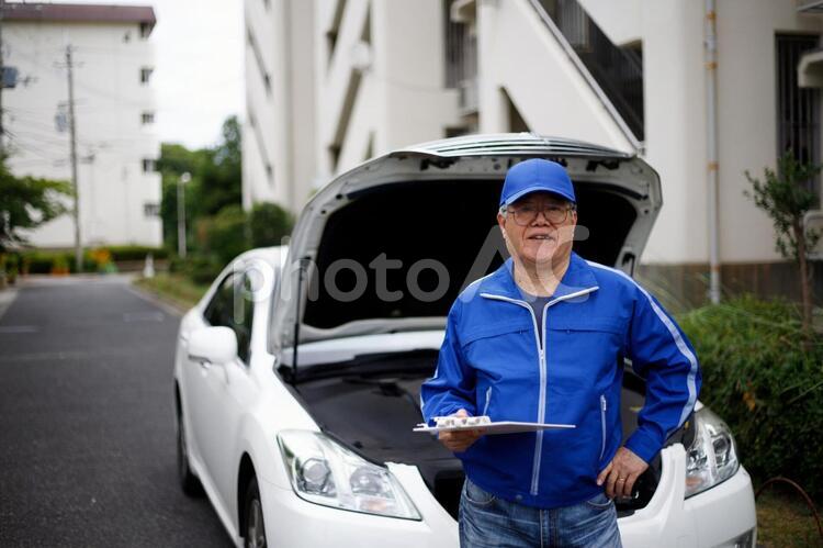作業をする男性 自動車整備士,車,男性の写真素材