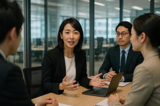 会議で発言する女性の写真