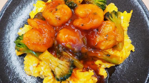 海老チリのふわとろ卵のせ・手料理(接写) 海老チリのふわとろ卵のせ・手料理(接写) 海老チリ,ふわとろ卵,家庭料理の写真素材