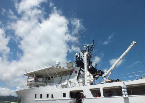 大型漁船と夏空の雲 大型漁船と夏空の雲 大型船,船,大型漁船の写真素材