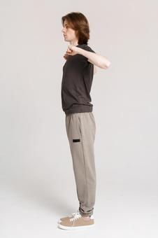 横向きの肘を曲げポーズする男性 横向きの肘を曲げポーズする男性 男性,ポーズ,肘の写真素材