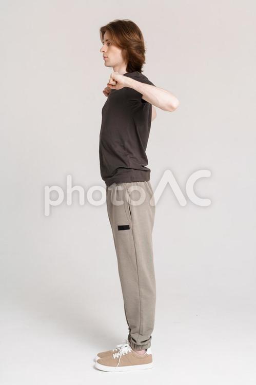 横向きの肘を曲げポーズする男性 男性,ポーズ,肘の写真素材