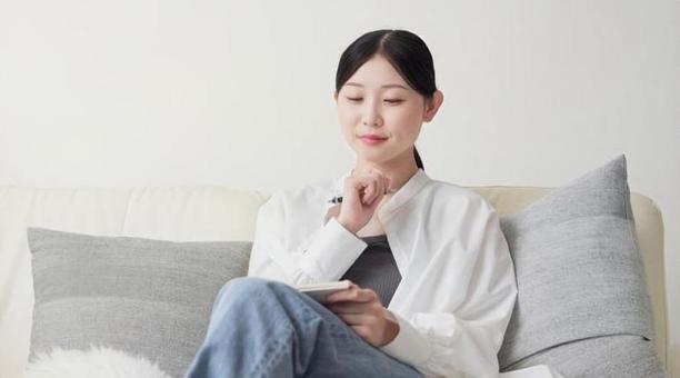 自宅でアイデアをメモするアジア人女性 自宅でアイデアをメモするアジア人女性 アイデア,メモ,考えるの写真素材