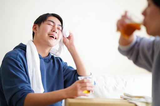 引っ越しの合間に汗を拭きつつビールを飲む2人の男性 引っ越しの合間に汗を拭きつつビールを飲む2人の男性 引っ越し,一人暮らし,男性の写真素材