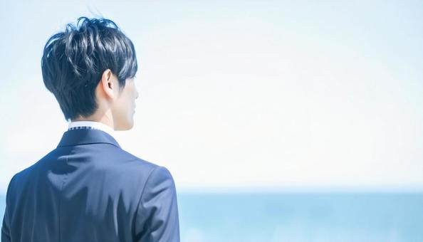 未来を見つめ希望を抱くビジネスマン後ろ姿 未来を見つめ希望を抱くビジネスマン後ろ姿の写真