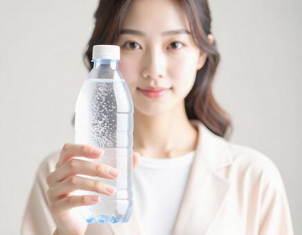 水分補給する女性の写真