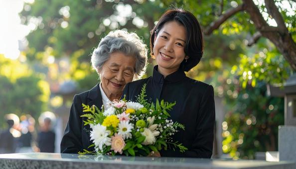 お葬式で笑顔で故人を送る遺族 お葬式で笑顔で故人を送る遺族の写真