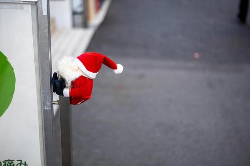 看板に括りつけられたサンタクロースの人形 クリスマス,飾りつけ,お祝いの写真素材