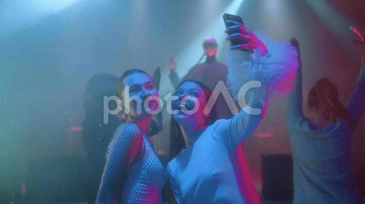 笑顔で自撮りをする女性 女性,友達,スマートフォンの写真素材