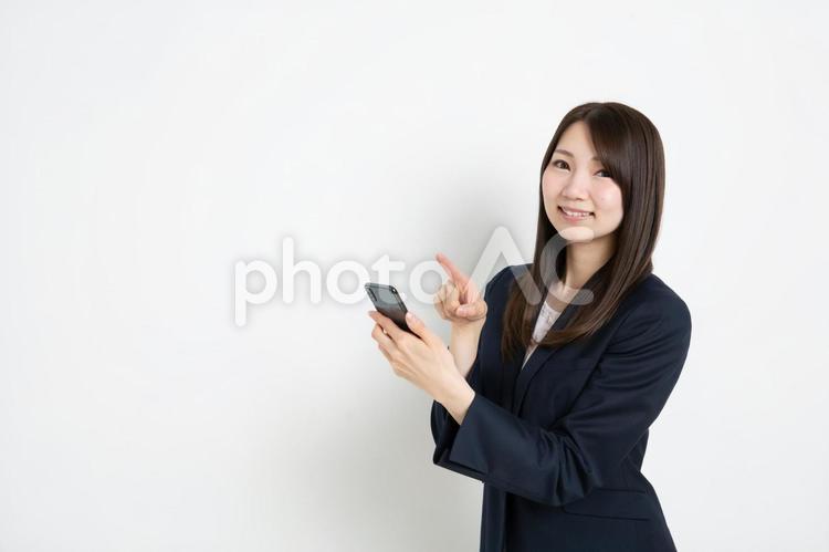 スマートフォンで検索をしているビジネスウーマン（コピースペース） ビジネス,女性,スーツの写真素材
