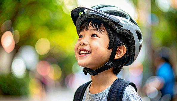 自転車用ヘルメットをかぶる男の子 自転車用ヘルメットをかぶる男の子の写真