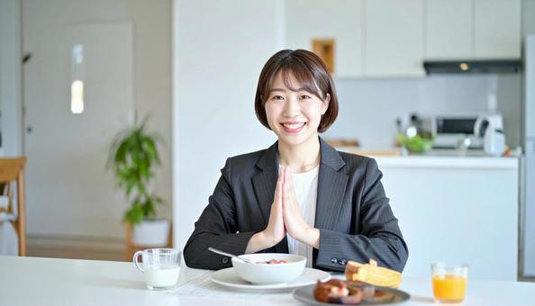 健康的で美しい女性の朝食風景 健康的で美しい女性の朝食風景の写真