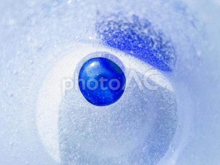 ガラスとビー玉と光のぼかし壁紙 ガラス,ビー玉,ブルーの写真素材