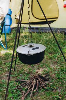 三脚に吊るされた黒い鍋 キャンプ,鍋,調理の写真素材