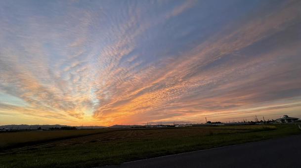 秋の朝焼けの写真