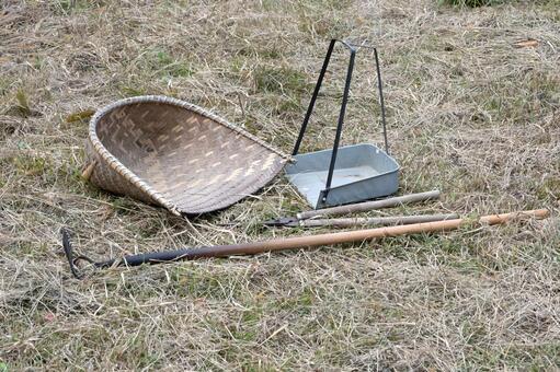草焼きの枯草を集める道具 藁,レーキ,熊手の写真素材