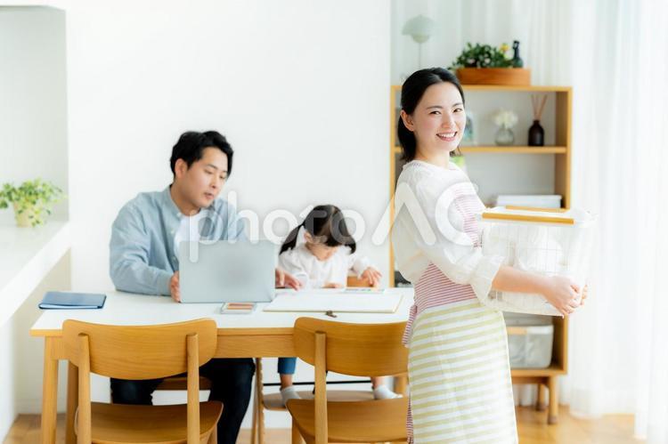 洗濯をするお母さん 家族,主婦,お母さんの写真素材