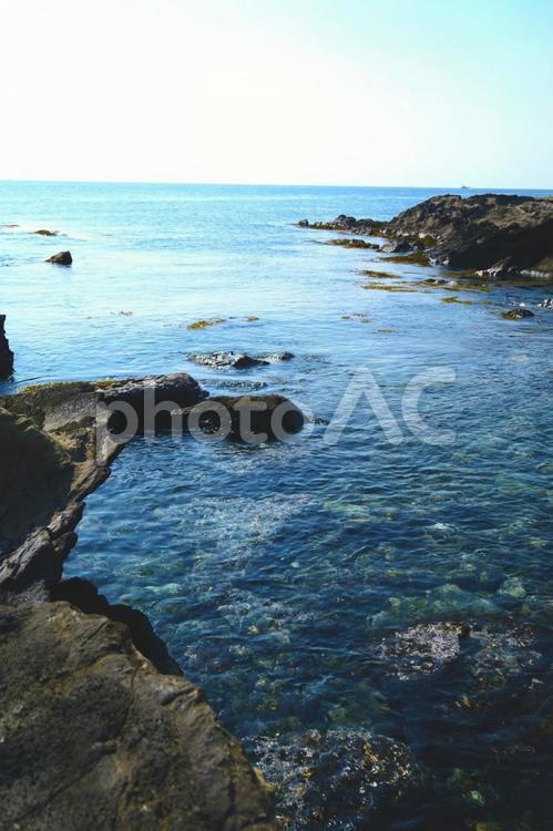 青い海　岩場、海釣り場のイメージ 海,青,岩場の写真素材