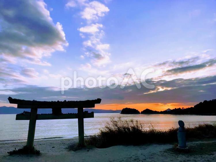 恵美須神社の鳥居と夕暮れ 恵美須神社,鳥居,直島の写真素材
