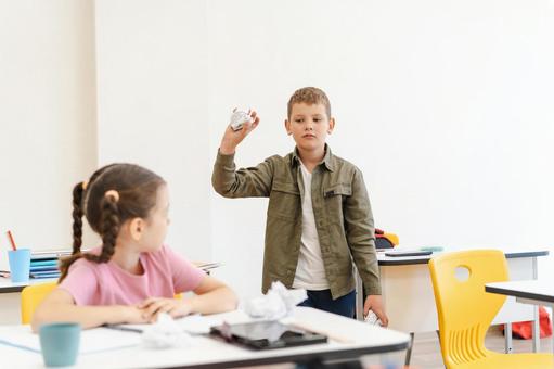 紙屑を持っている男の子と振り向く女の子 男の子,女の子,子どもの写真素材