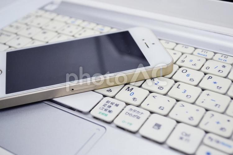 ノートパソコンとスマートフォン ノートパソコン,スマートフォン,pcの写真素材