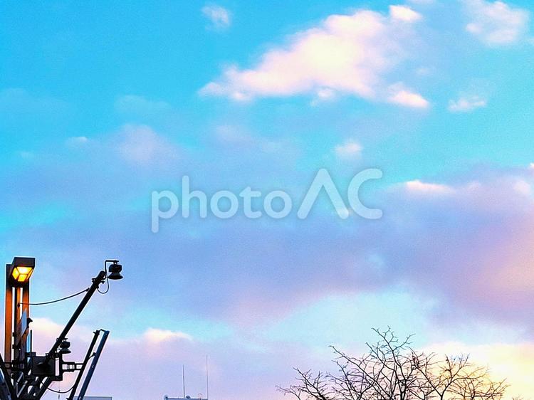 冬の夕空　黄昏時　夕焼けピンク　雲 冬,夕空,たそがれの写真素材