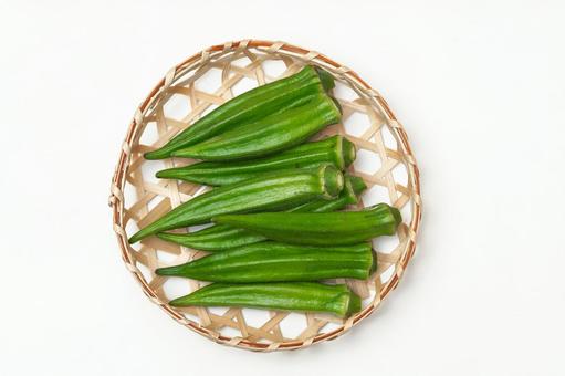 かごに乗ったオクラ かごに乗ったオクラの写真