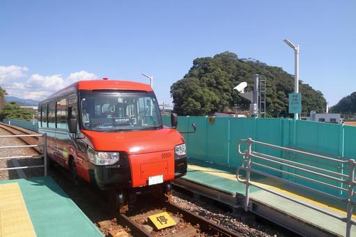 海部駅に停車するDMV 海部駅に停車するDMV 阿佐海岸鉄道,阿佐東線,dmvの写真素材