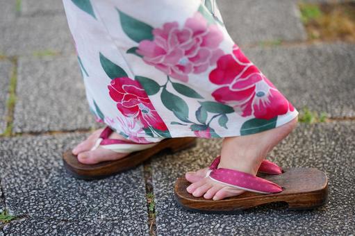 浴衣姿の女性の足元と下駄 下駄,足元,歩くの写真素材