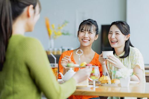 カフェでくつろぐ若い女性 カフェでくつろぐ若い女性 カフェ,女性,アフタヌーンティーの写真素材
