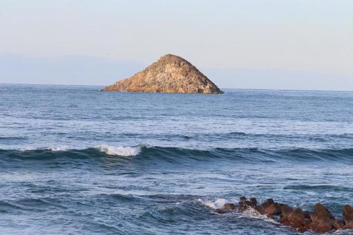 海の中にポツンと浮かぶ三角形の大島 海の中にポツンと浮かぶ三角形の大島の写真