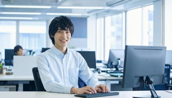 オフィスで働く日本人システムエンジニア オフィスで働く日本人システムエンジニアの写真