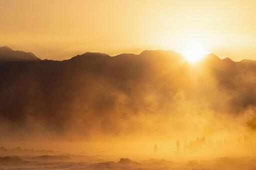 立山連峰を照らす雨晴海岸の朝日 日の出,毛嵐,朝焼けの写真素材