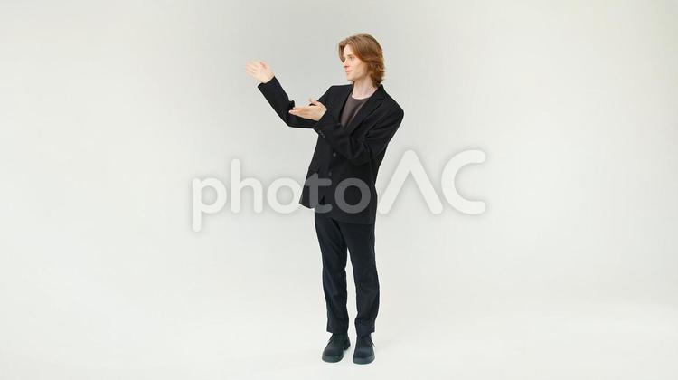 紹介している男性の横顔ｓ 男性,紹介,ジェスチャーの写真素材