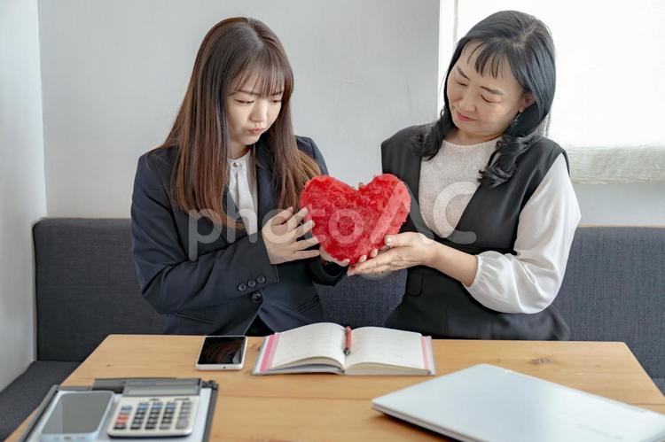 ハートを持って考える女性たち ビジネスウーマン,スーツ,女性の写真素材