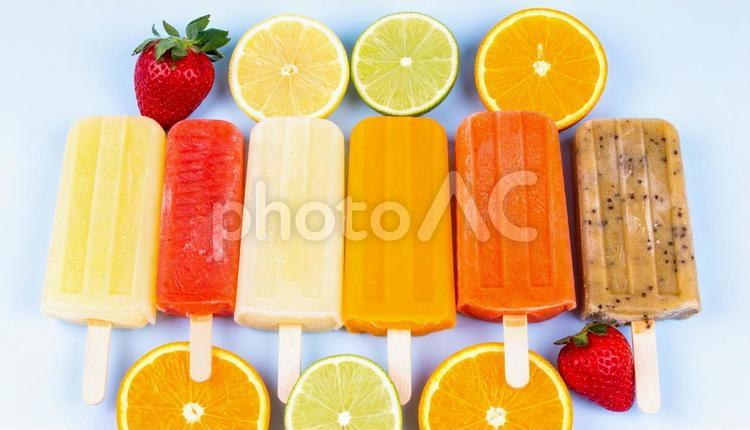 棒つきアイスキャンディ アイスキャンディー,アイスクリーム,フルーツアイスの写真素材