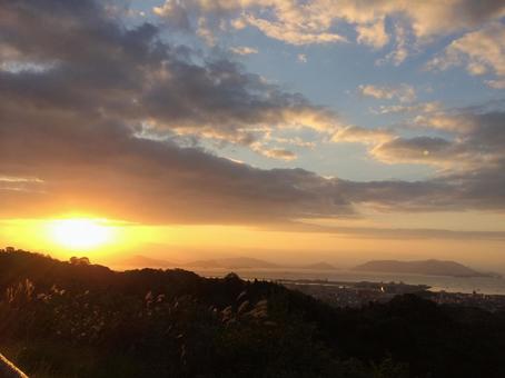 夕日と町並みの写真