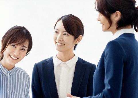 笑顔で談笑するOLの写真