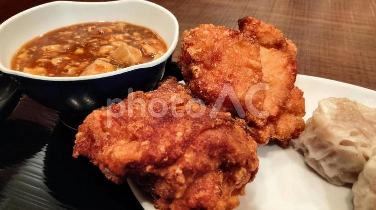 麻婆豆腐・鶏の唐揚げ・焼売 唐揚げ,中華,定食の写真素材