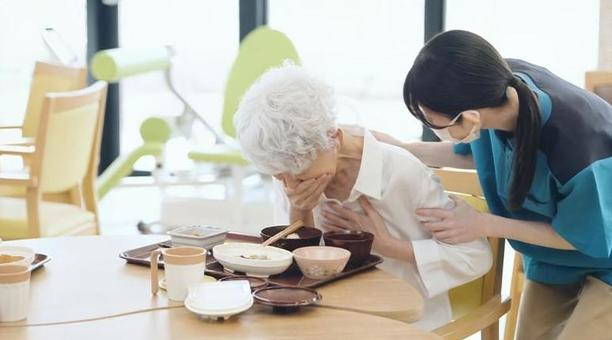 喉に食事を詰まらせる高齢者 喉に食事を詰まらせる高齢者の写真