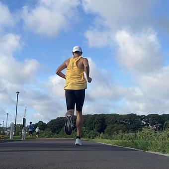 朝ランニングをする男性 朝ランニングをする男性 男性,男,走るの写真素材