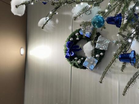 会社の入り口のクリスマスリース クリスマスオーナメント,タグ,クリスマスの写真素材