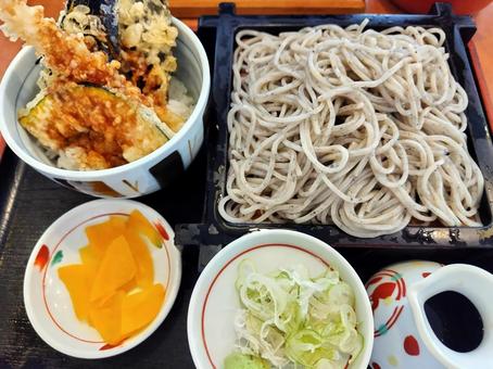 今日のランチ 蕎麦とミニ天丼セット 今日のランチ 蕎麦とミニ天丼セット 蕎麦,天丼,天ぷらの写真素材