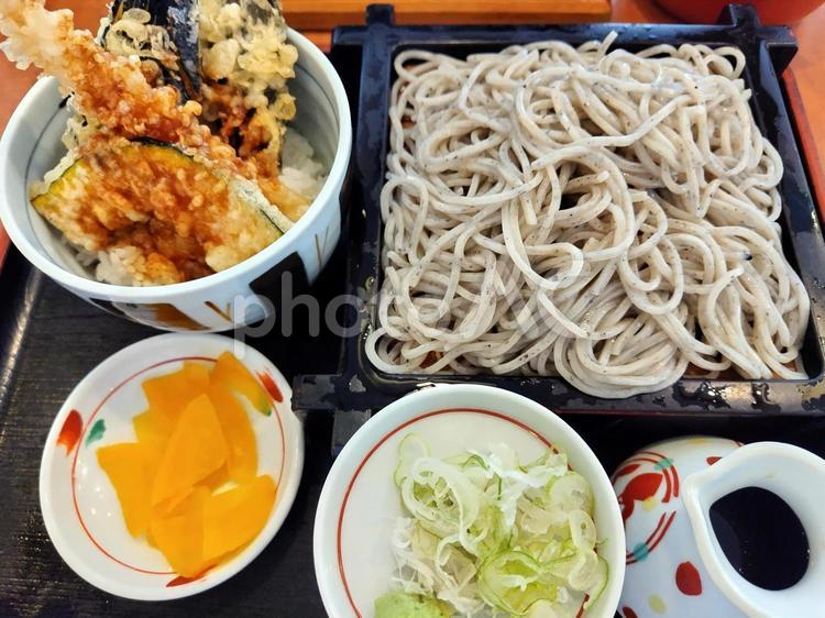 今日のランチ　蕎麦とミニ天丼セット 蕎麦,天丼,天ぷらの写真素材