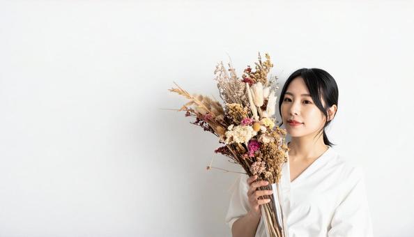 ドライフラワーの花束を持つ日本人女性の写真