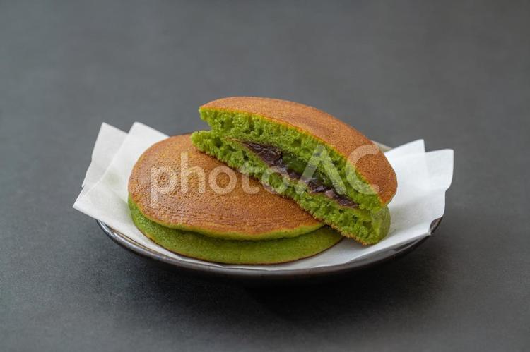 黒い背景にふわふわ抹茶どら焼き 抹茶,抹茶スイーツ,どら焼きの写真素材