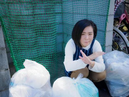 34:ゴミ捨てのマナー違反を指摘する女性 34:ゴミ捨てのマナー違反を指摘する女性の写真