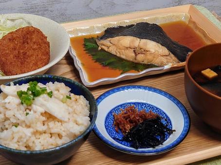 炊き込みごはんと魚の定食 炊き込みごはんと魚の定食 食事,食卓,ごはんの写真素材