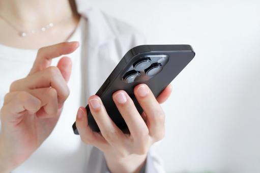 スマートフォンを使うビジネスウーマン スマートフォンを使うビジネスウーマン スマホ,スマートフォン,携帯の写真素材