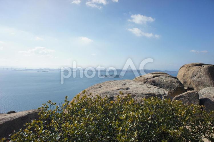 海が見える風景 大自然,海と山,青い海の写真素材